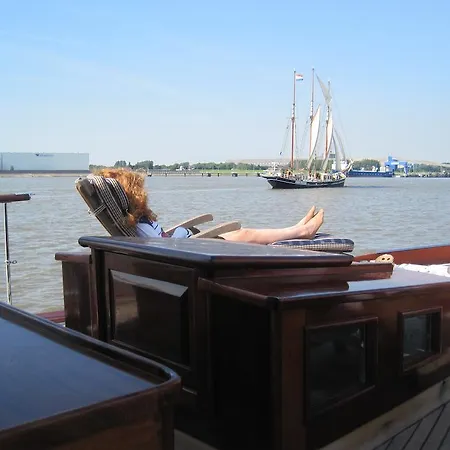 Hotelschiff Nedeva Hotel en barco 3*