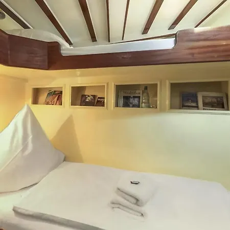Hotelschiff Nedeva 3*