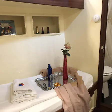Hotelschiff Nedeva Hotel en barco 3*